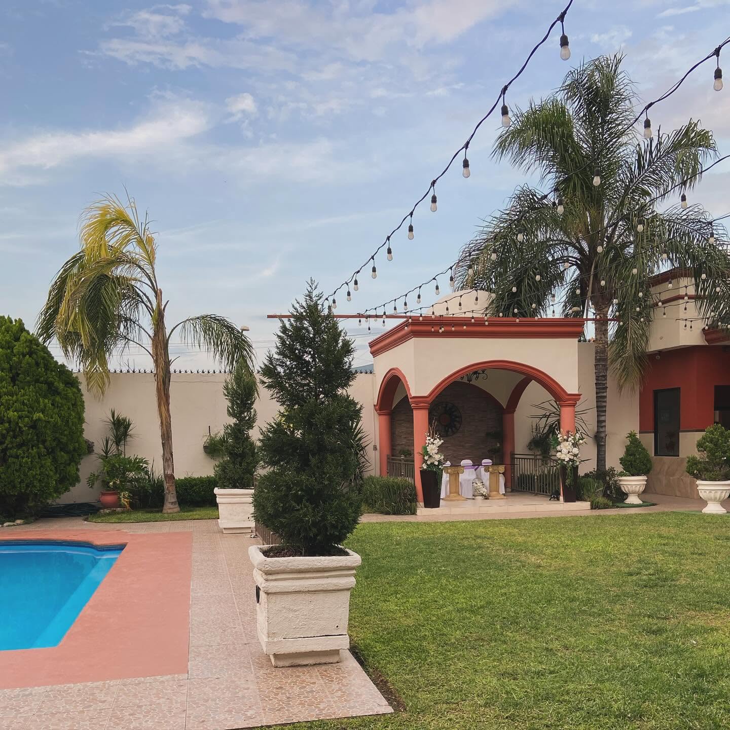 Alberca y gazebo